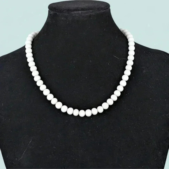 Jewelry - Vintage Milk Glass Beaded Necklace